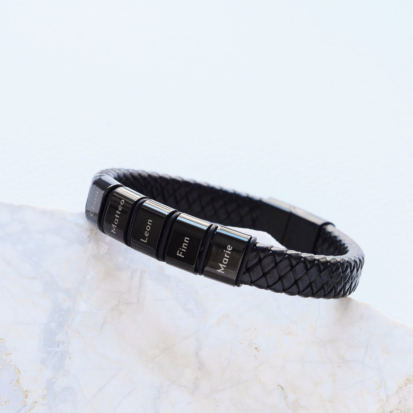 Lederarmband mit gravierten schwarzen Beads - OTANTO