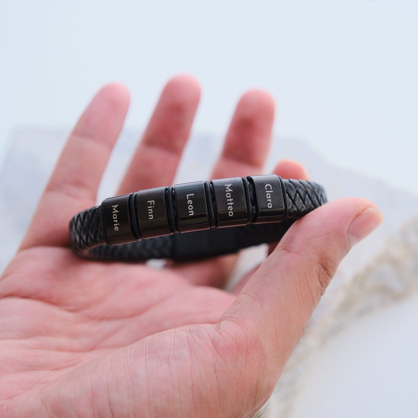 Lederarmband mit gravierten schwarzen Beads - OTANTO