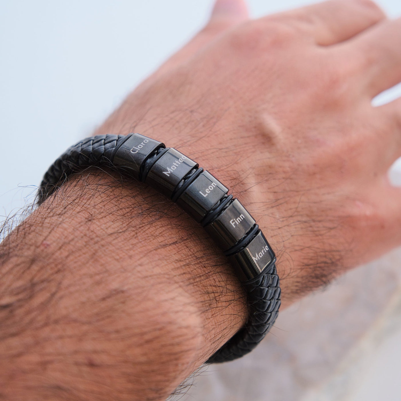 Lederarmband mit gravierten schwarzen Beads - OTANTO