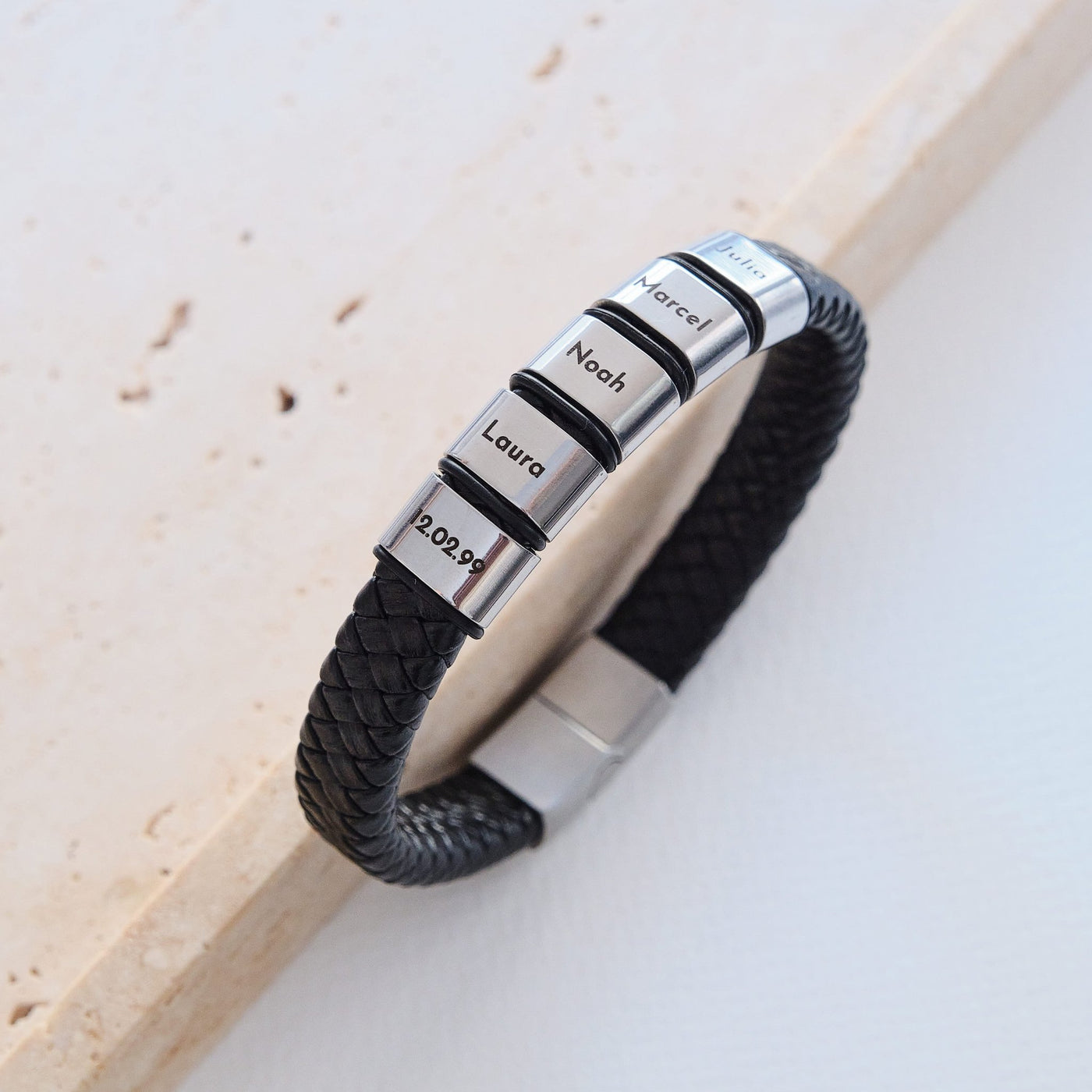 Lederarmband mit gravierten silbernen Beads - OTANTO