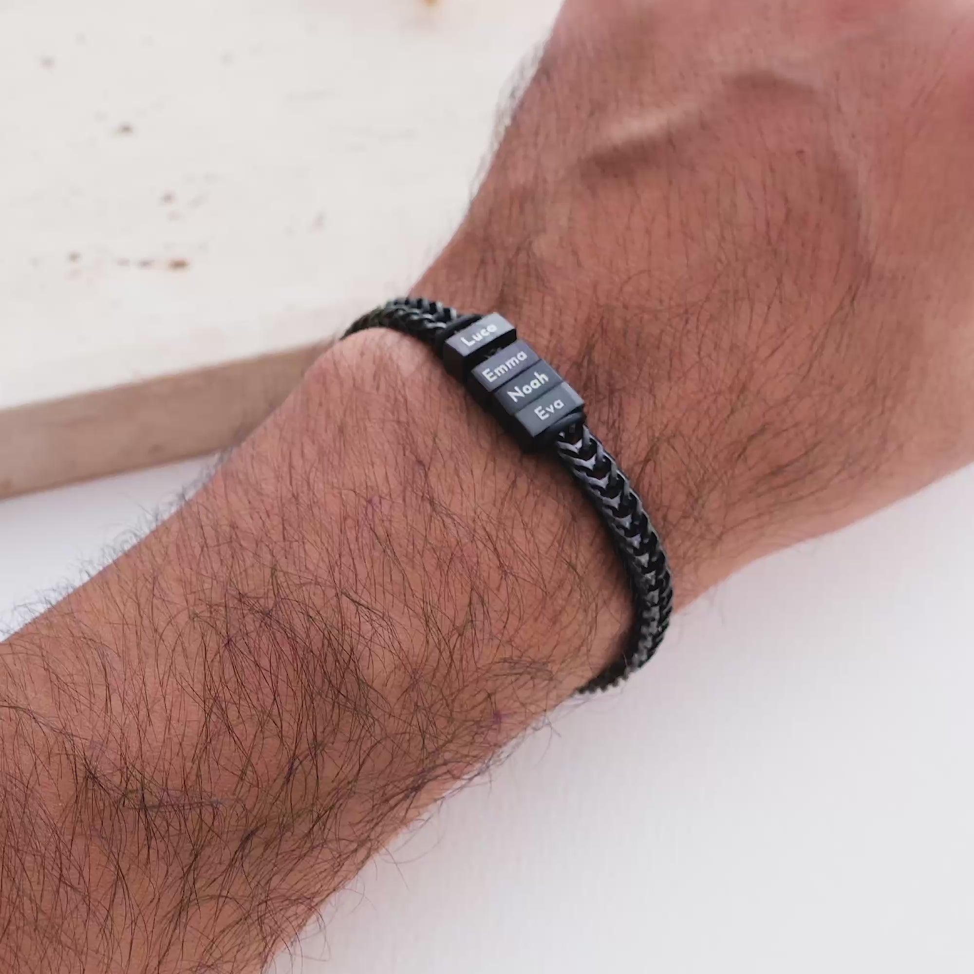 Retro Armband mit gravierten schwarzen Beads