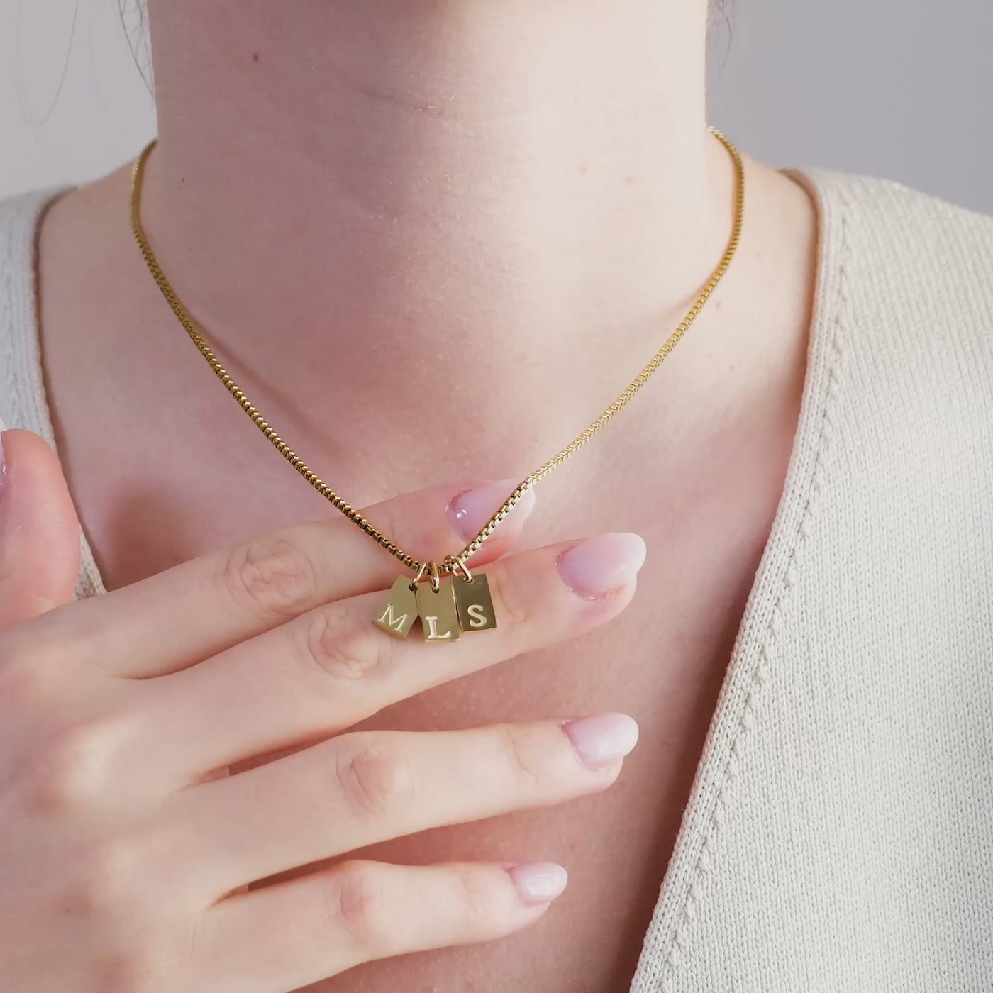Tag Initial Halskette bis zu drei Anhänger