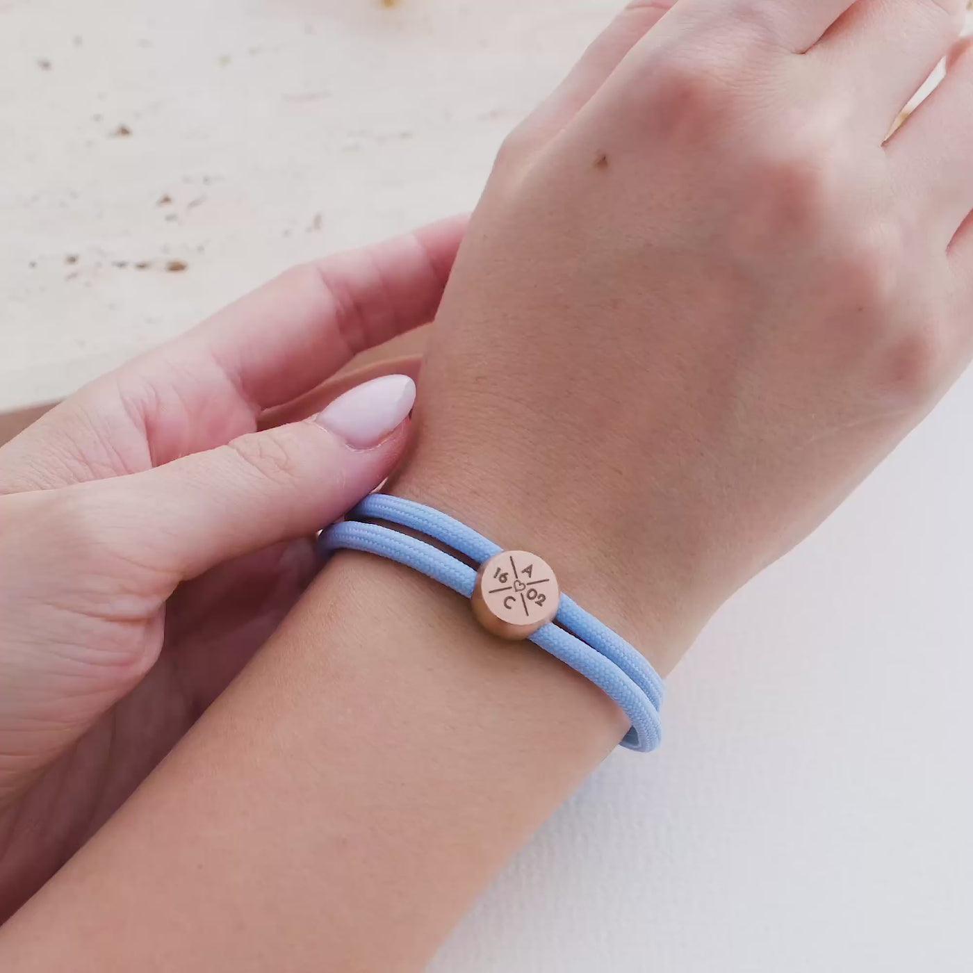 Bracelet disque en corde de voile avec gravure