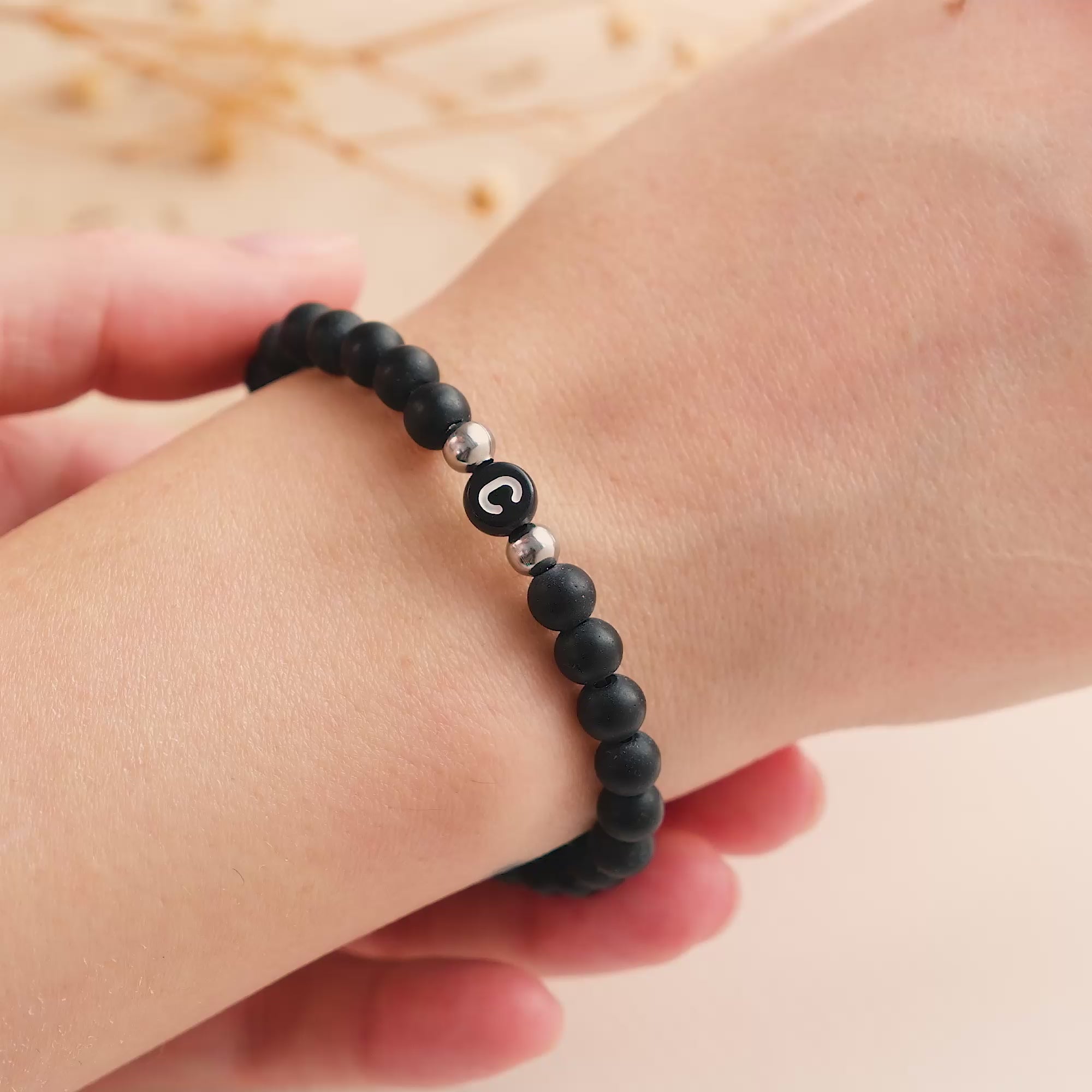 Initial Partnerarmband mit schwarzen Perlen