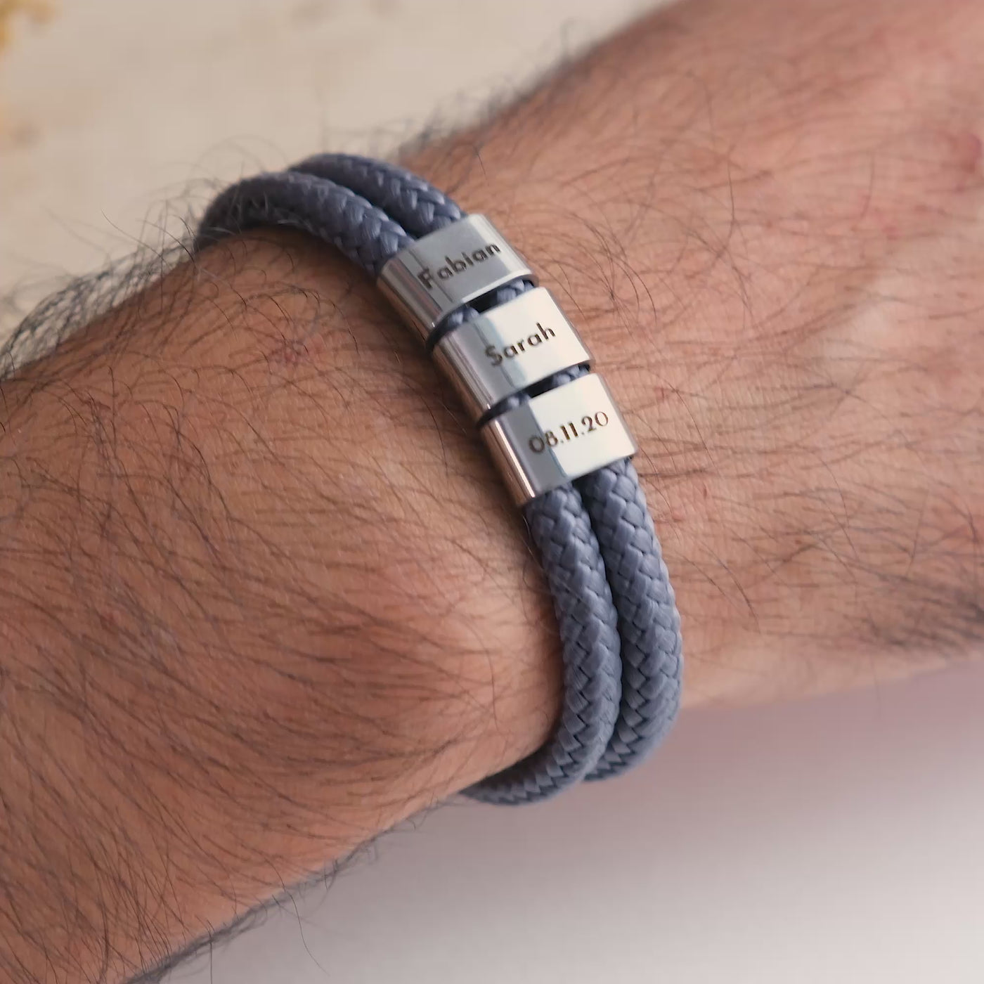 Bracelet en corde de voile gris avec gravure sur anneau