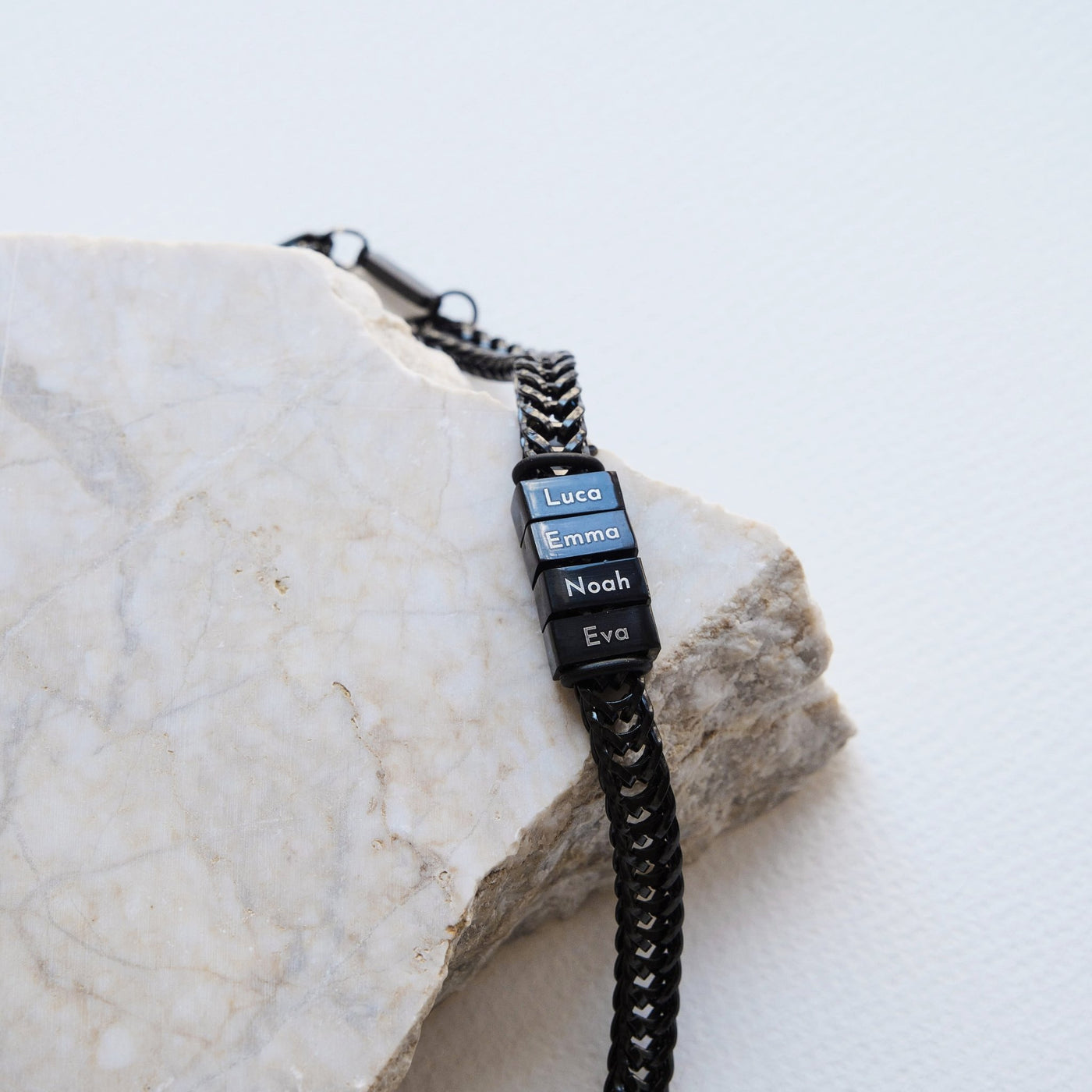 Retro Armband mit gravierten schwarzen Beads - OTANTO